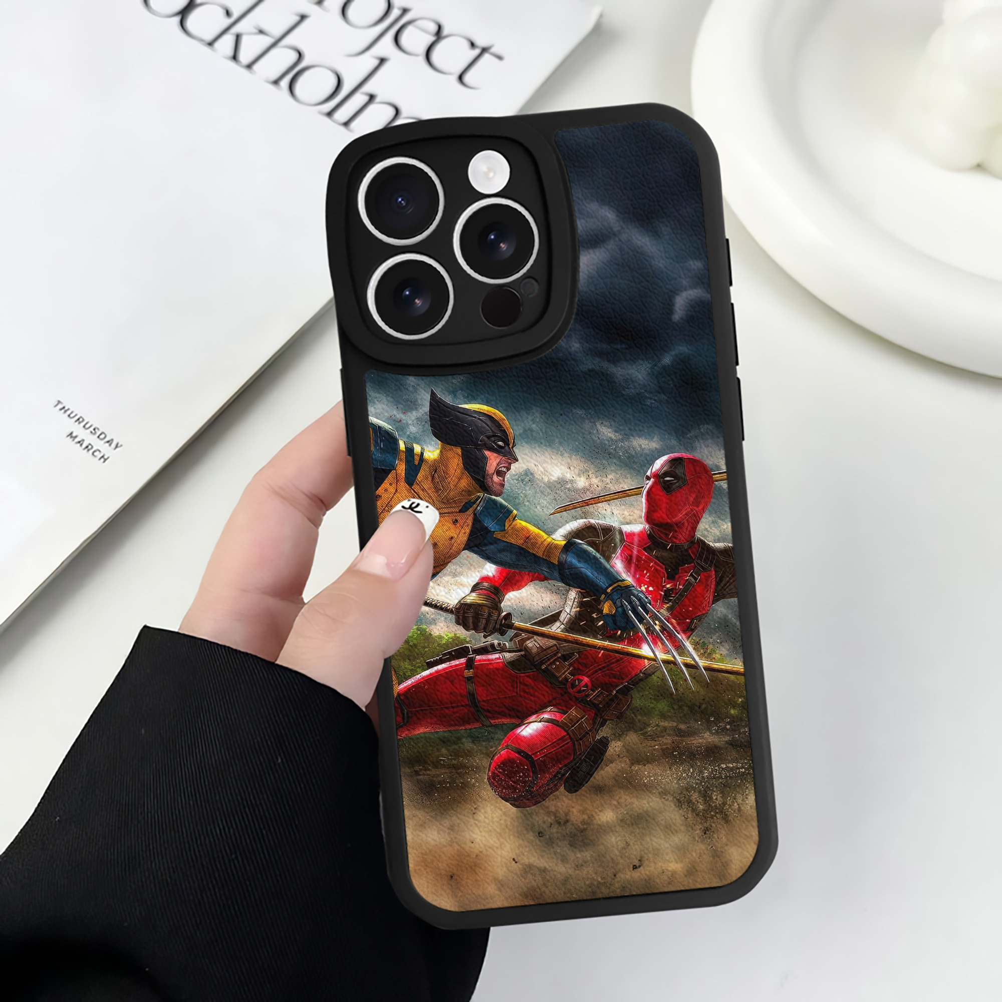 （画像用） Deadpool デッドプール 【iPhone 16シリーズ対応】シリコンスマホケース（レザー調） 材質：シリコン